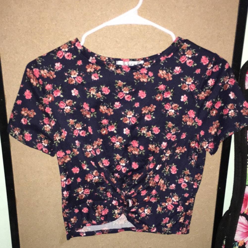 Cute flowery crop top 🌸